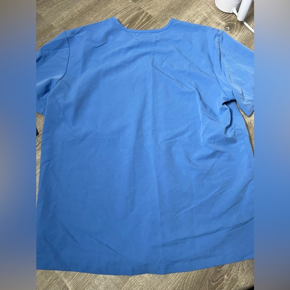 Figs Double Pocket 2 shirt bundle- large - Picture 4 of 6